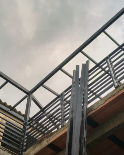Estructura de cubierta metálica en proceso de instalación