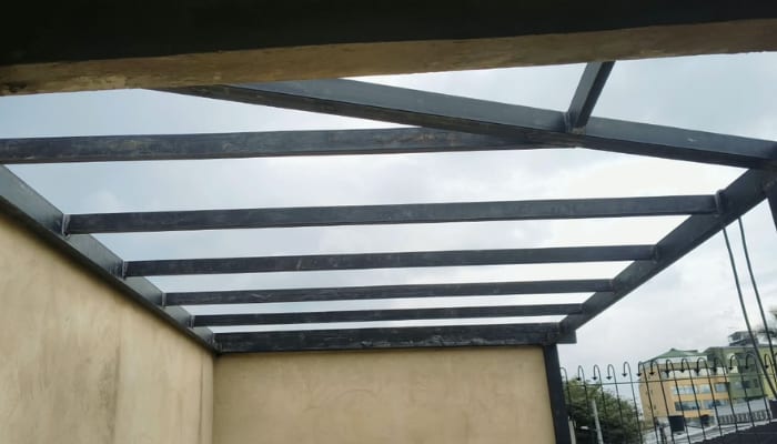 Cubierta metálica tipo pérgola en terraza