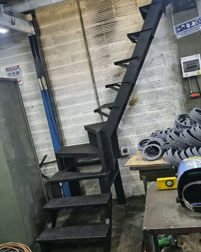 Escalera metálica interior con baranda, recién fabricada